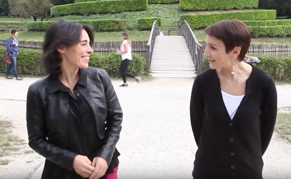 Due donne che dialogano in un parco