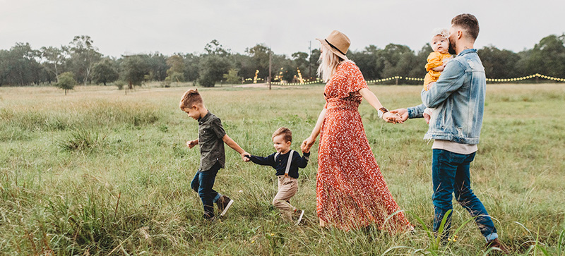 jessica-rockowitz-5NLCaz2wJXE-unsplash Giovane coppia con bambini in un campo